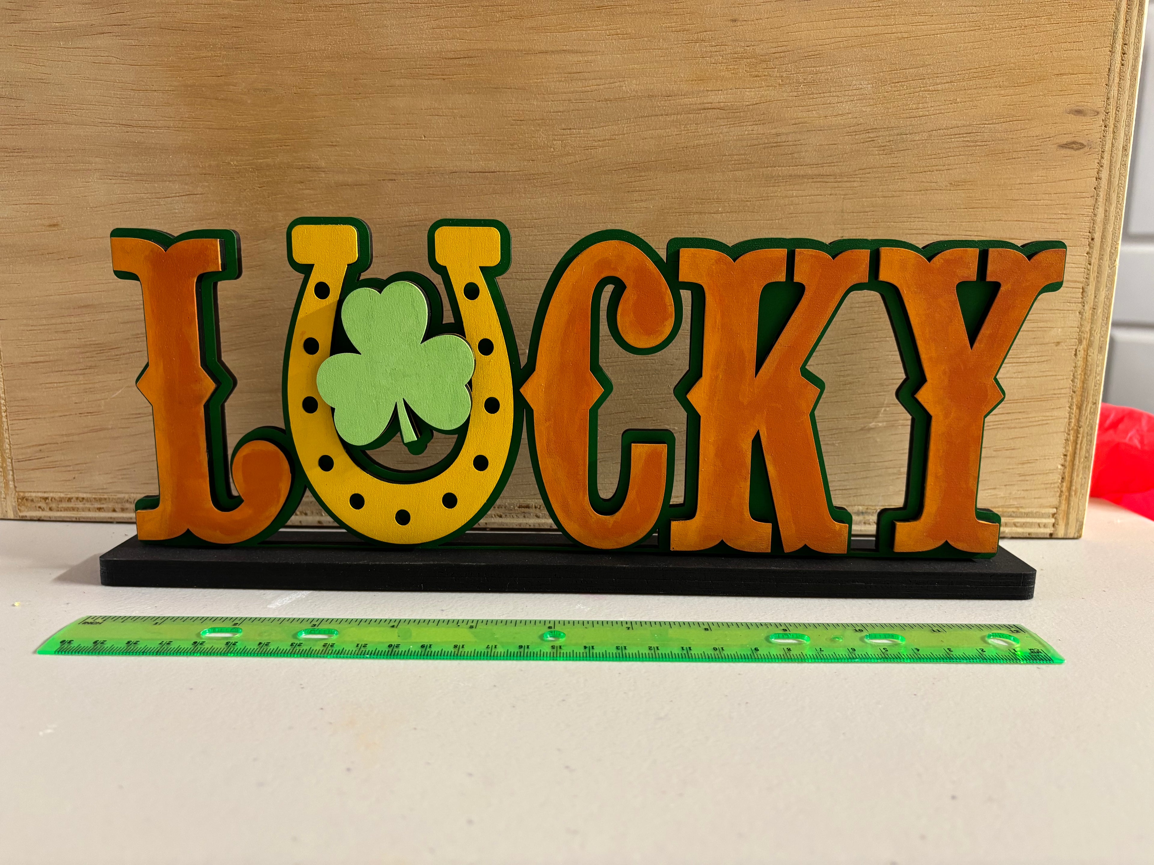 LUCKY Shelf Sitter