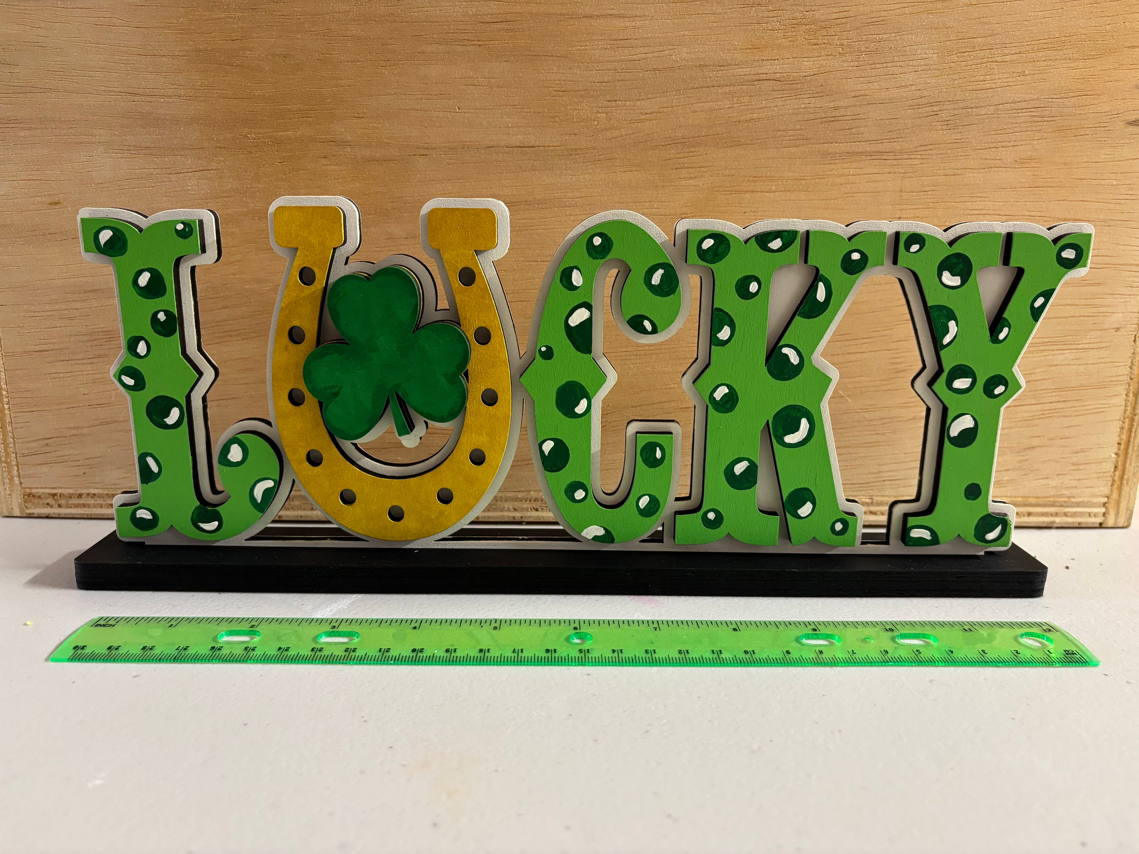 LUCKY Shelf Sitter